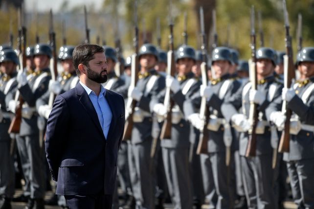 Boric sufre una crisis dentro de su propia coalición de gobierno por dar más atribuciones a carabineros.