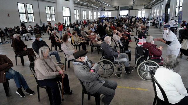 El operativo de vacunación sigue a buen ritmo en el predio de la ex Rural.&nbsp;