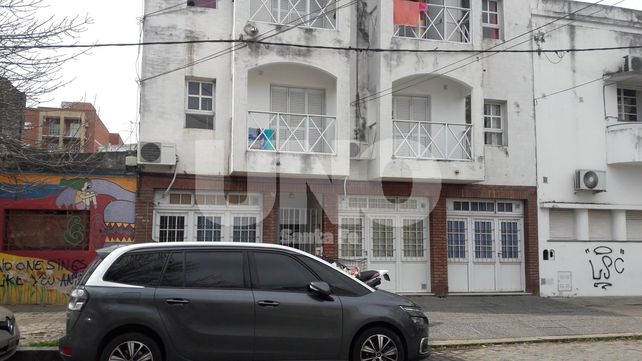 Se levantó y se encontró con un delincuente dentro del departamento