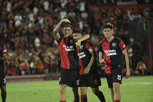 Newells ganó ante su gente en la vuelta al Coloso y sigue invicto y puntero