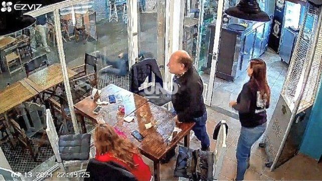 Motochorros armados atacaron una cervecería en pleno barrio Candioti Norte. Se llevaron la moto de un empleado.