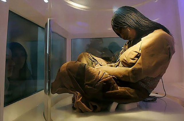 Una de las momias en exhibición en el Museo Salteño de Arqueología de Alta Montaña (MAAM).