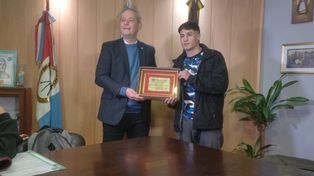 Mirco Cuello con el intendente de Arroyo Seco, que lo declaró ciudadano ilustre de la ciudad.