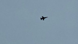 Un avión caza F-16 sobrevoló el cielo rosarino en la tarde de este lunes