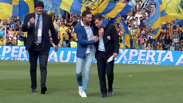 Gallardo y el Kily González charlan animadamente en la entrada de los equipos al Gigante de Arroyito.