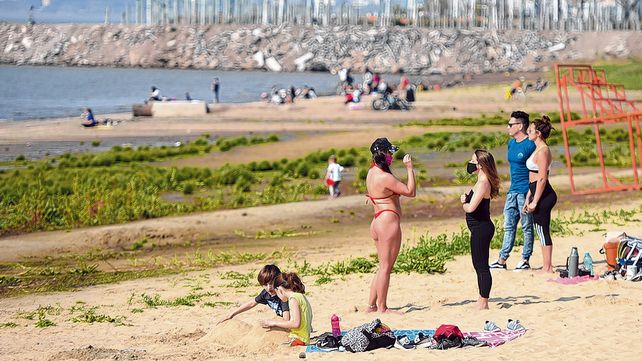 Casi 30 grados a las 16. Hubo gente que hasta se animó a la malla y las escenas en los parques parecían propias de enero. 