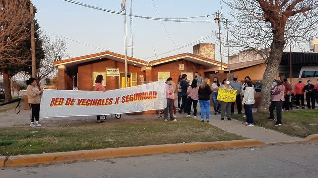 Manifestación frente a la comisaría 20 en Monte Vera.
