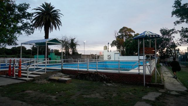 Se tiran a la pileta. La enorme pileta y una zona de camping completan las instalaciones para que la familia de Sparta tenga donde juntarse y disfruten de una buena jornada.