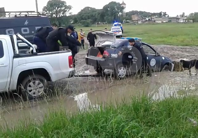 Video: así sacaron al patrullero del socavón en Bº Roma