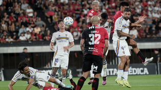 La pelota ya partió de la cabeza de Luciano Lollo, que aparece tapado por Milton Giménez. Fue el 2 a 0 de Newells ante Boca.
