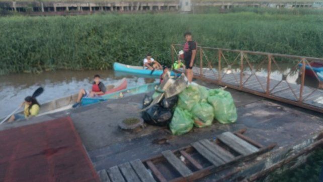 Fueron alrededor de 15 bolsones de basura los que se extrajeron de las aguas del río Paraná.