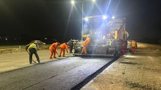 El primer fin de semana de septiembre colocaron asfalto por la noche en la autopista.