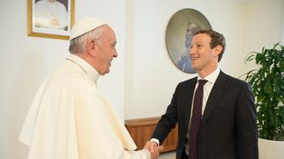 El creador de Facebook y el Papa hablaron de los pobres