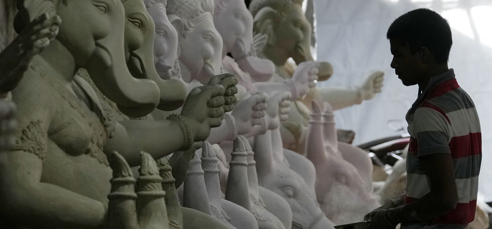 Un artesano trabaja en un ídolo del dios hindú Ganesha en un taller en Mumbai, India, el martes 2 de agosto de 2022.