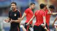 Sello argentino. El entrenador aplaude a sus futbolistas durante el reconocimiento al campo de juego del San Siro. Simeone cuenta en el plantel con Augusto Fernández, Matías Kranevitter, Luciano Vietto y Angel Correa (abajo).