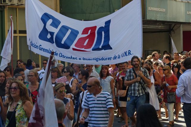 Los docentes de la UNR y de la UTN paran hoy por más presupuesto y paritarias