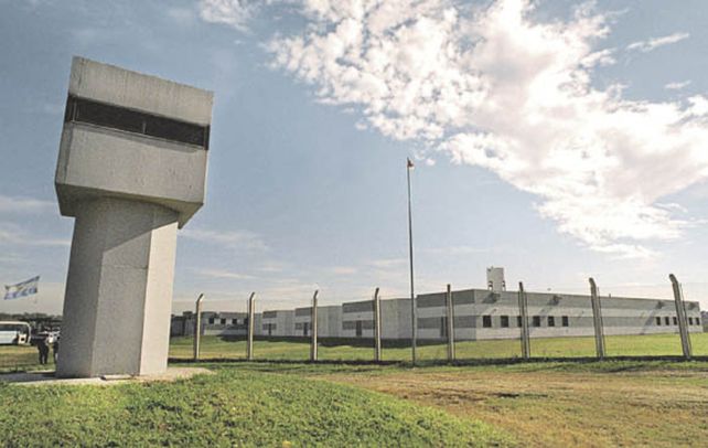 Tras las rejas. El ataque ocurrió en 2008 en la cárcel federal de Ezeiza donde trabajaban tanto los cinco imputados como la víctima del hecho.