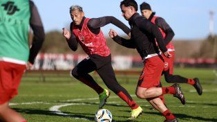 El agua acumulada en los campos de juego del complejo Jorge Griffa, obligó a Newells a trasladar la práctica al estadio cubierto.&nbsp;