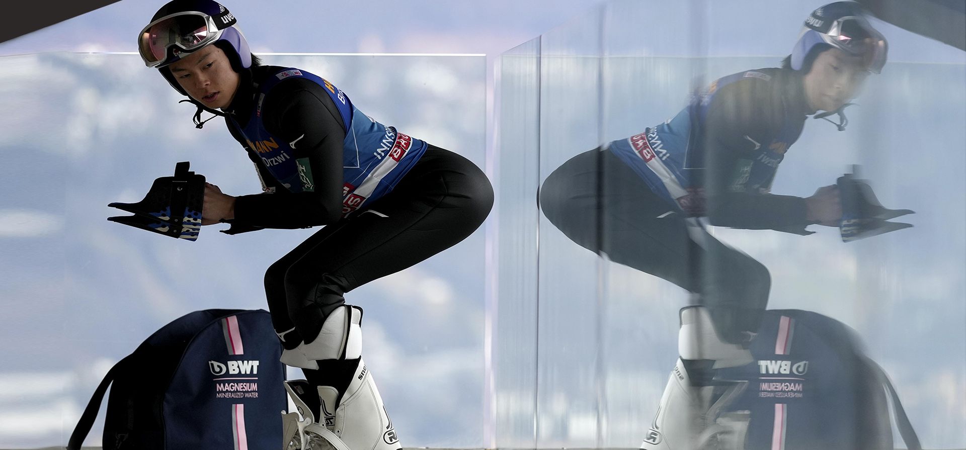 Ryoyu Kobayashi de Japón se estira antes de su salto en la tercera etapa del 71° torneo de saltos de esquí Four Hills en Innsbruck, Austria, el martes 3 de enero de 2023. (Foto AP/Matthias Schrader)