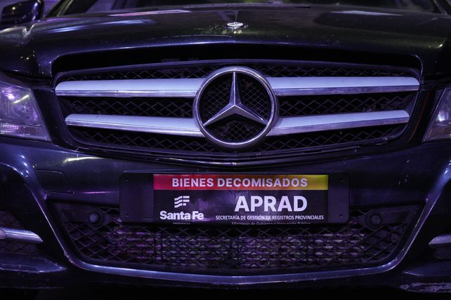 Subasta de autos de los narcos: fuerte puja de los oferentes en el salón Metropolitano