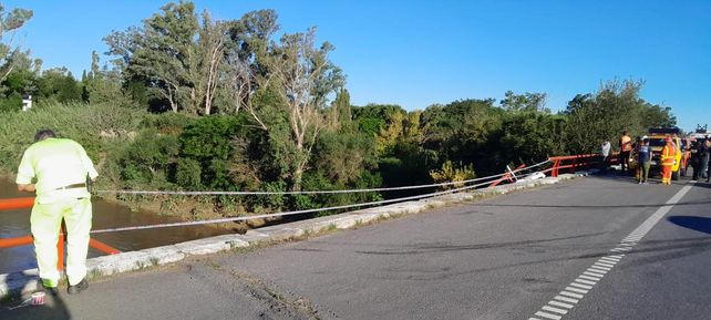 Camión cayó al río Carcarañá en la autopista a Santa Fe: el chofer sobrevivió de milagro