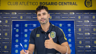 Puso el gancho.La Flaca Yacobya rubricó contratocon Rosario Central.El volante tiene 34 años.