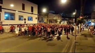 La caravana leprosa transitando la ciudad rumbo al estadio de Santos.