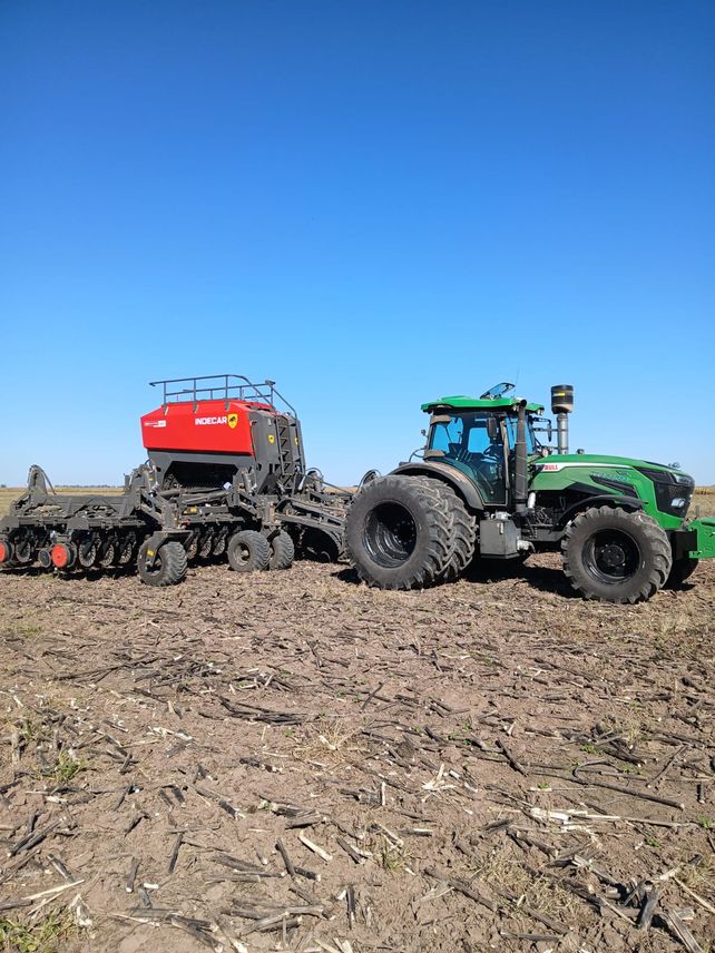 Sembradora con tractor de regalo: Indecar hizo efectiva su oferta más llamativa del año