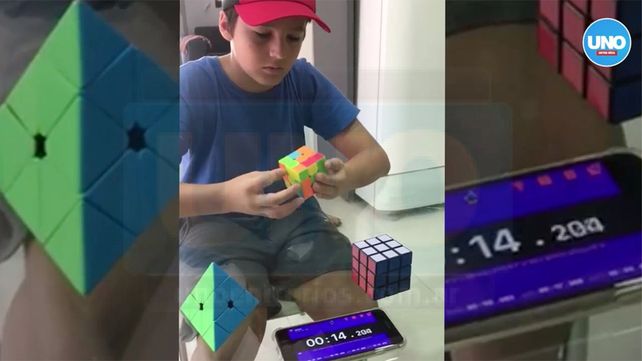 Tiene 12 años y resuelve el cubo Rubik en 52 segundos