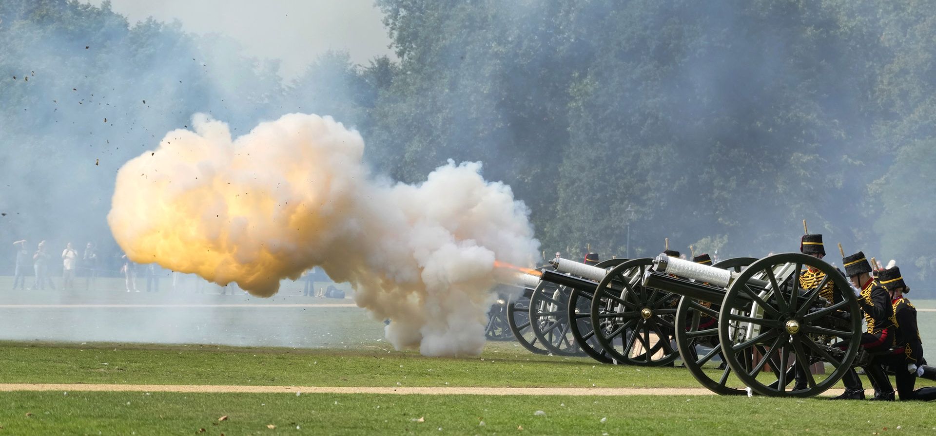La artillería a caballo real de la tropa del rey dispara un saludo real de 41 cañones apoyado por la Banda de la Guardia de Granaderos, en el primer aniversario de la muerte de la reina Isabel II, en Hyde Park, Londres, el viernes 8 de septiembre de 2023. (Foto AP/Kirsty Wigglesworth) La artillería a caballo real de la tropa del rey dispara un saludo real de 41 cañones apoyado por la Banda de la Guardia de Granaderos, en el primer aniversario de la muerte de la reina Isabel II, en Hyde Park, Londres, el viernes 8 de septiembre de 2023. (Foto AP/Kirsty Wigglesworth)