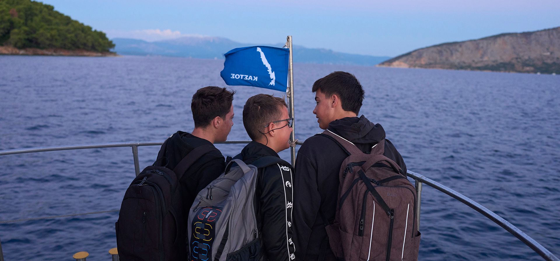 Alumnos de secundaria viajan en un barco de pasajeros por el mar Jónico desde la isla de Kalamos, donde viven, a escuelas en la localidad continental de Mytikas, en el oeste de Grecia, el jueves 24 de septiembre de 2026. (AP Foto/Petros Giannakouris) Alumnos de secundaria viajan en un barco de pasajeros por el mar Jónico desde la isla de Kalamos, donde viven, a escuelas en la localidad continental de Mytikas, en el oeste de Grecia, el jueves 24 de septiembre de 2026. (AP Foto/Petros Giannakouris)