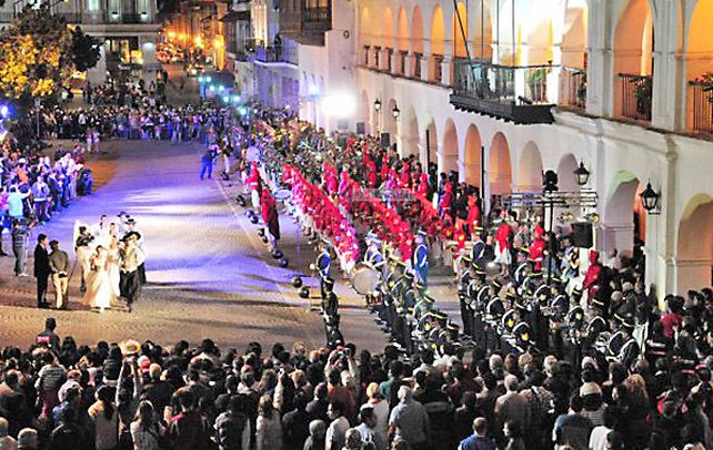 Ceremonias populares. Entre bandas militares y desfiles cívicos la capital salteña recordará a sus próceres.