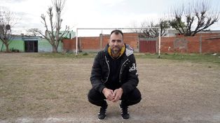 El Chelito Delgado en la cancha donde jugó a lo largo de su infancia. (Producción fotográfica: Sebastian Suarez Meccia/LA CAPITAL)