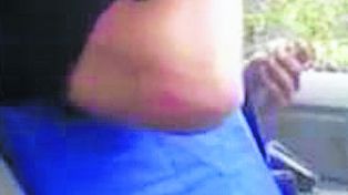 Echan a un policía que fue filmado aspirando cocaína en el patrullero