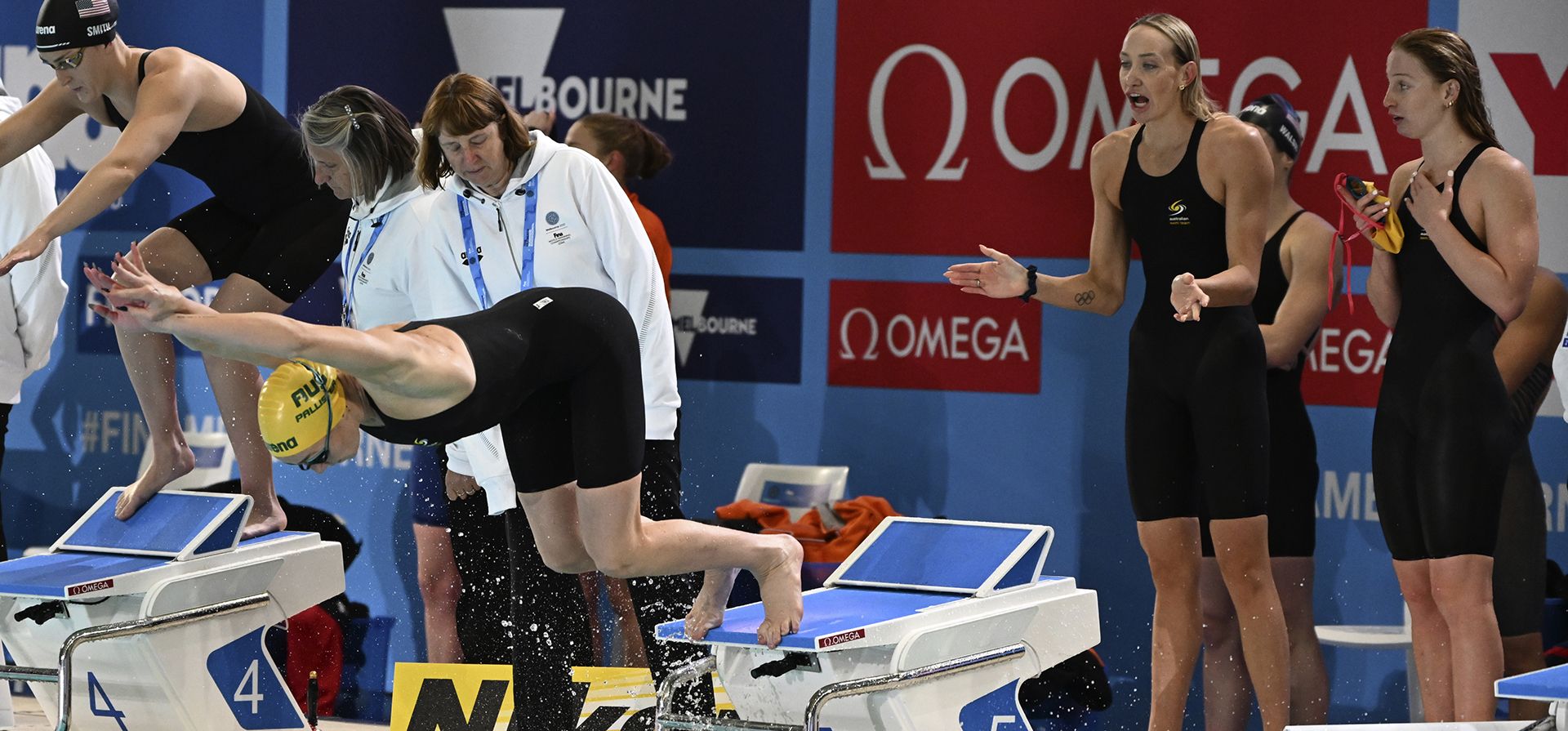 Lani Pallister salta desde una plataforma para el tramo final del equipo australiano en su camino hacia la victoria en el relevo de estilo libre de 4x200 metros femenino durante el campeonato mundial de natación en piscina corta en Melbourne, Australia, el miércoles 14 de diciembre de 2022. (Foto AP/Asanka Brendon Ratnayake)