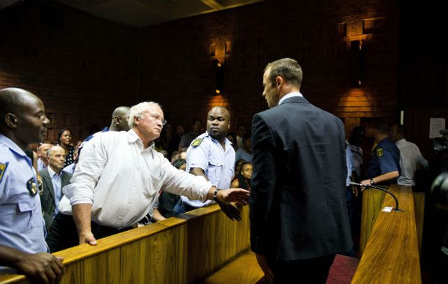 Consuelo. Henke Pistorius (izquierda) asiste a su hijo en el Tribunal.