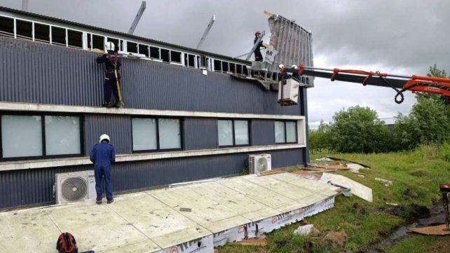 Por el temporal, se desplomó parte del edificio de bomberos en Villa Elisa