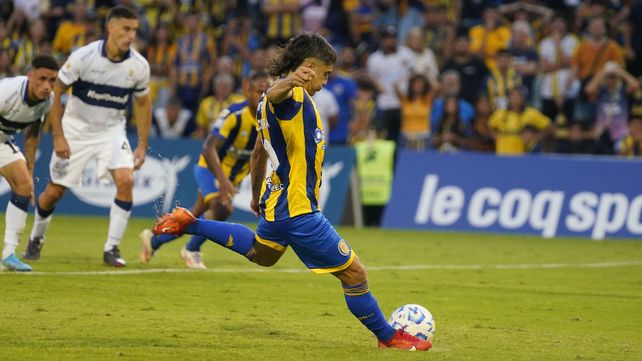 Ignacio Malcorra ejetuta firme con zurda y marca el gol para el Canalla