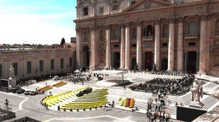 {alttext(Miles de fieles despiden al papa Francisco en la plaza San Pedro,#EnVivo| Miles de fieles despiden al papa Francisco en la plaza San Pedro)}