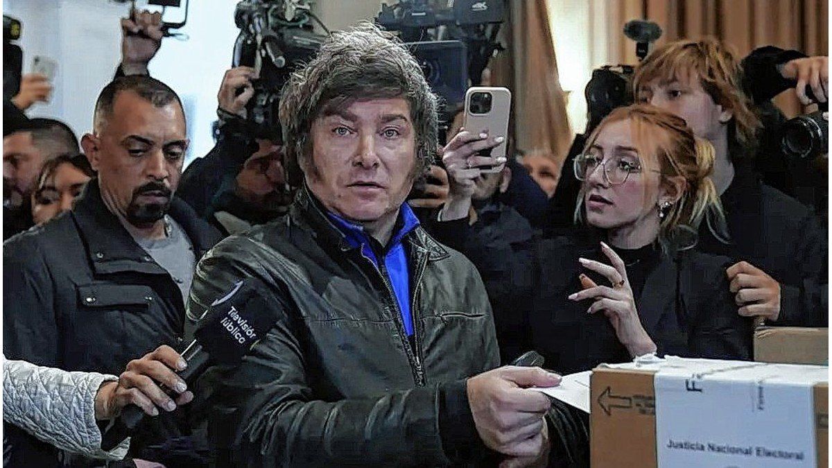 Javier Milei votó y se quejó del doble sistema de votación en CABA ...