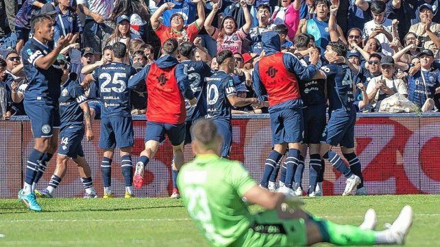 Independiente Rivadavia ganó ante su clásico rival.