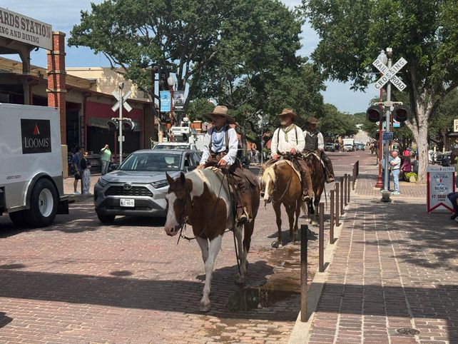 La otra cara del Mundial en Dallas: pistoleros, carruajes, tabernas y toros mecánicos