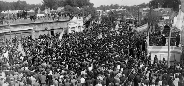 Eva-Perón-el-sindicato-la-carne-millares-esperan-y-ovacionan-la-primera-dama-el-inicio-la-gira-la-ciudad-1948--ESCUELA DE MUSEOLOGIA