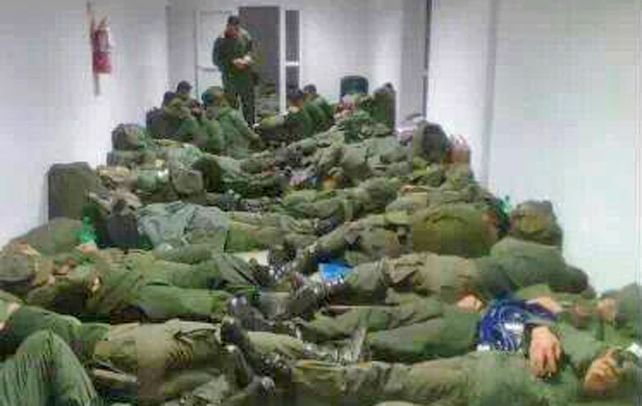 Gendarmería desmintió que sea reciente una foto en la que se observa a efectivos durmiendo en el piso de una guarnición del conurbano bonaerense.