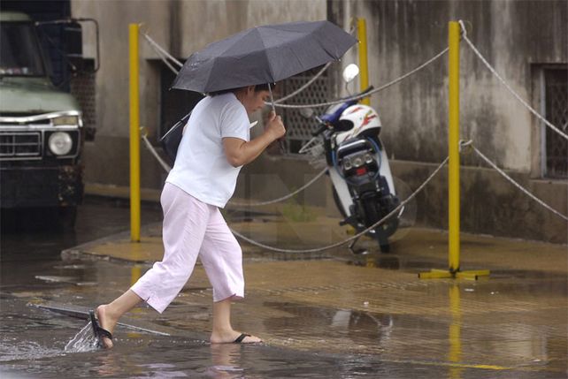 La temperatura bajó 10 grados y sigue el alerta por vientos intensos para el centro-norte