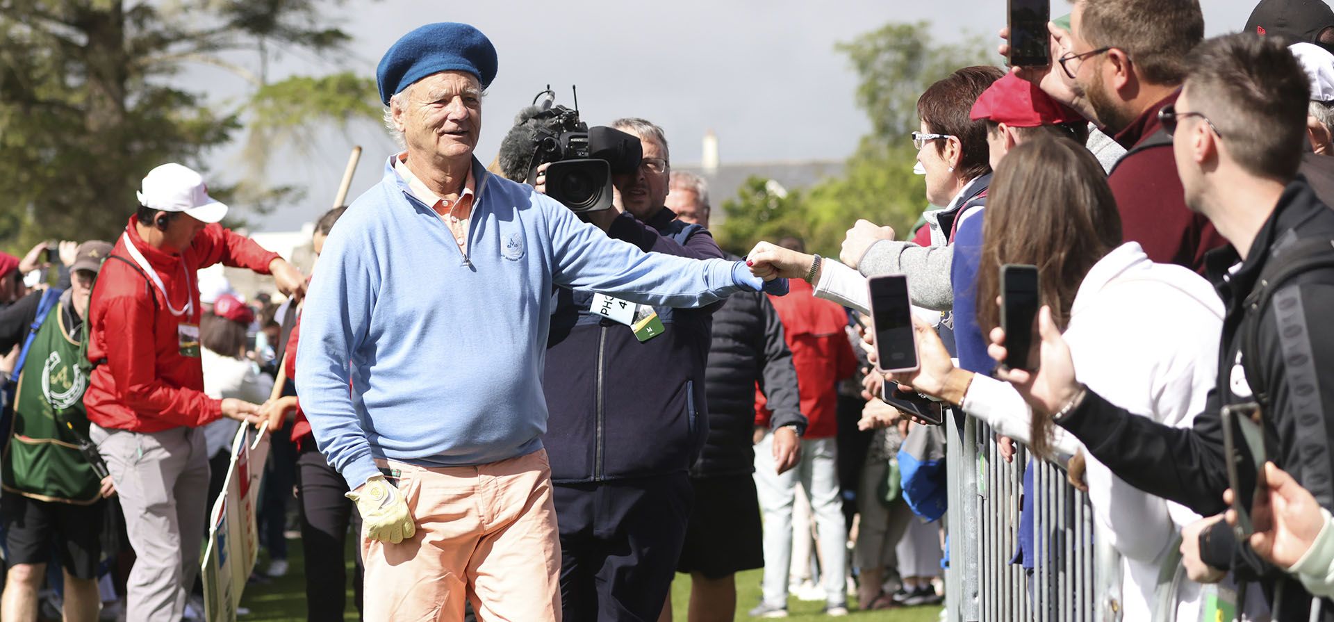 El comediante Bill Murray golpea con el puño al público durante el torneo de golf benéfico JP McManus Pro-Am en Adare Manor, Irlanda, el lunes 4 de julio de 2022.