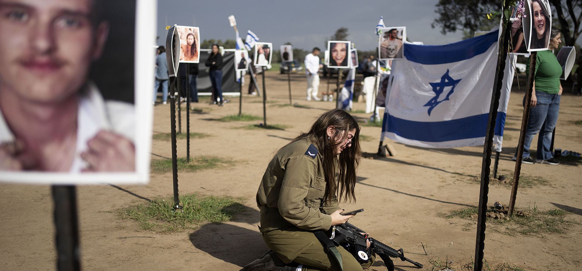 Una soldado israelí llora ante el marcador de un ser querido capturado el 7 de octubre en un ataque transfronterizo de Hamas en el festival de música de Nova, después de una conferencia de prensa en el lugar en Re Una soldado israelí llora ante el marcador de un ser querido capturado el 7 de octubre en un ataque transfronterizo de Hamas en el festival de música de Nova, después de una conferencia de prensa en el lugar en Re