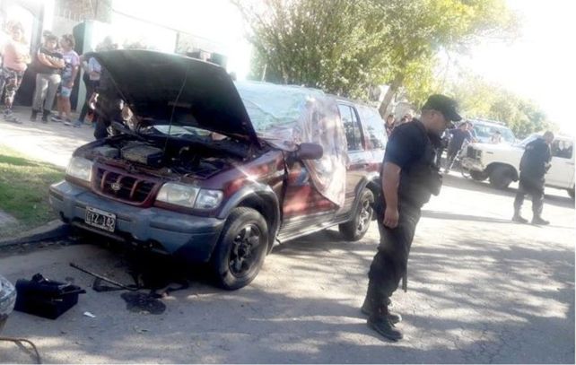 La camioneta en la que asesinaron al joven esta tarde.