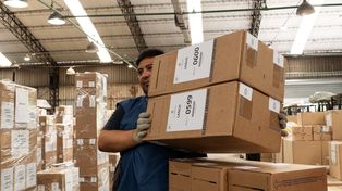 Aprestos. El Correo Argentino prepara las 108.111 urnas a distribuir en los locales de comicios habilitados en todo el país.
