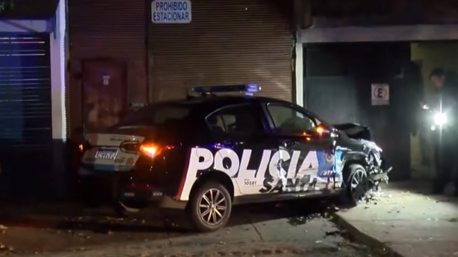 El patrullero nuevo terminó con el tren delantero destruido por completo.
